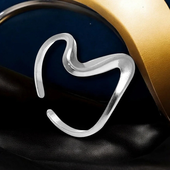 🆕️18K Gold Plated Adjustable Wavy Dainty Minimalist Ring - Fits Sizes 6-9 ✨ - Picture 12 of 12